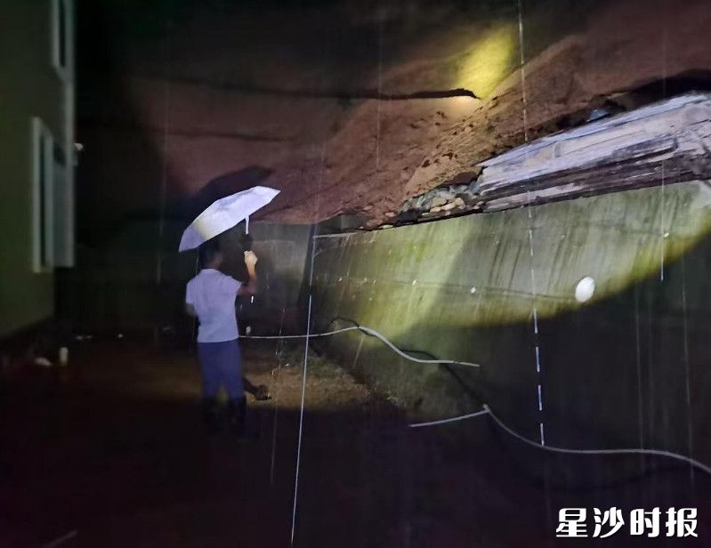 江背镇砖田新村组织开展切坡风险点拉网式排查。江背镇供图