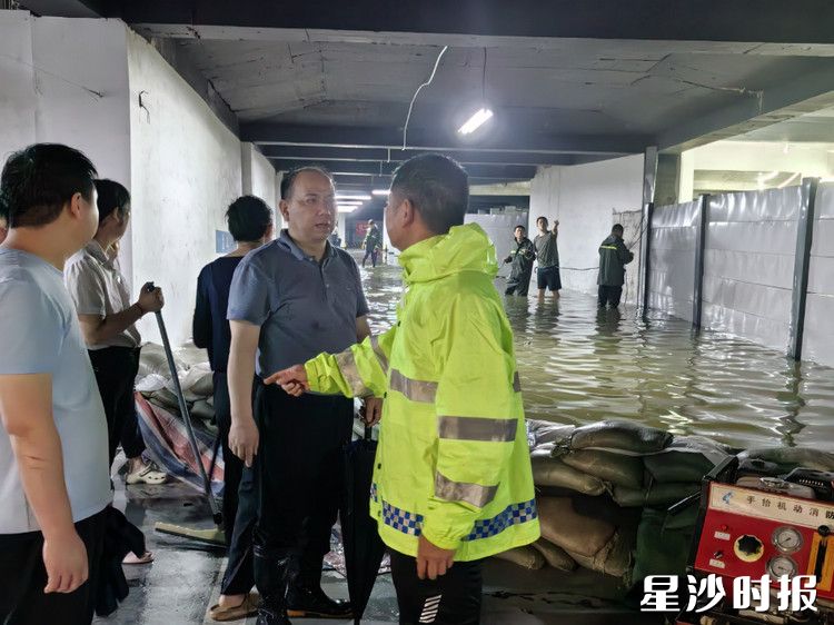 长沙县住房和城乡建设局联合属地街道、物业主管科室迅速赶赴现场指挥抢险。县住房城乡建设局供图