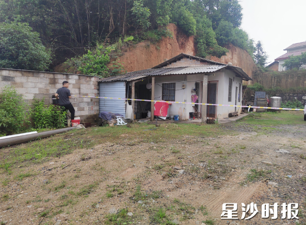 工作人员开展隐患排査。青山铺镇供图