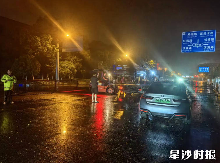 长龙街道组织叉车救援抛锚车辆。