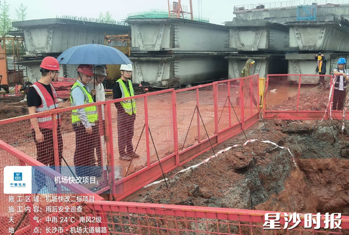 长沙县住房和城乡建设局工作人员巡查工地现场。均为县住房城乡建设局供图