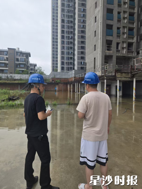 长沙县住房和城乡建设局工作人员巡查工地现场。