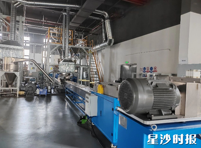 仝为研究院塑料改性中试线。