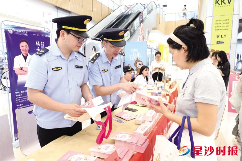 　　活动现场设置鉴别教学、用妆疑问解答、不良反应线索收集等互动环节，干货满满、通俗易懂，吸引群众踊跃参与。 胡欢欢 摄
