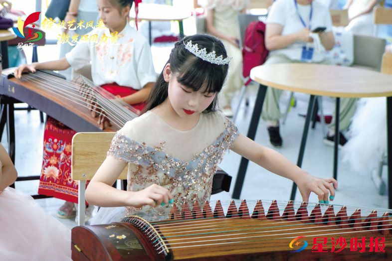 　　参赛选手端坐琴前，指尖轻拨琴弦，专注演绎古筝曲目，在一勾一挑间传递传统民乐的清雅魅力。长沙县教育局供图