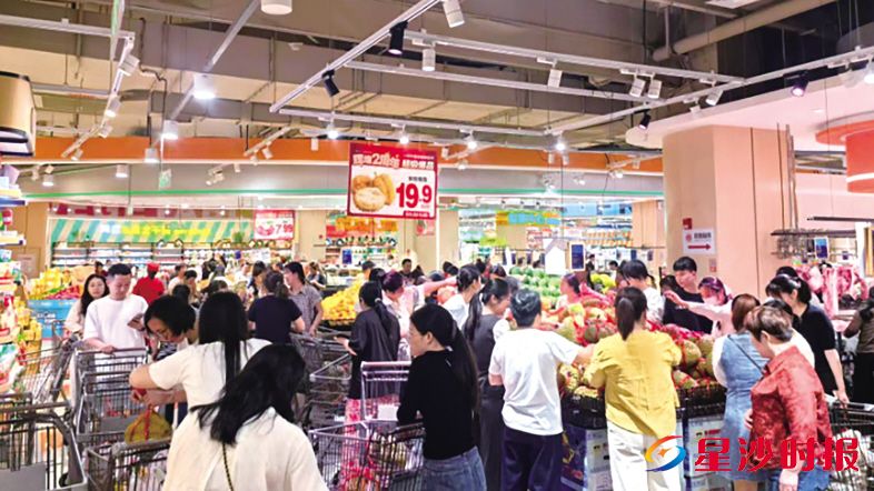 　　悦邻多超市大力度优惠吸引众多市民争相选购物品。长沙县商务局供图