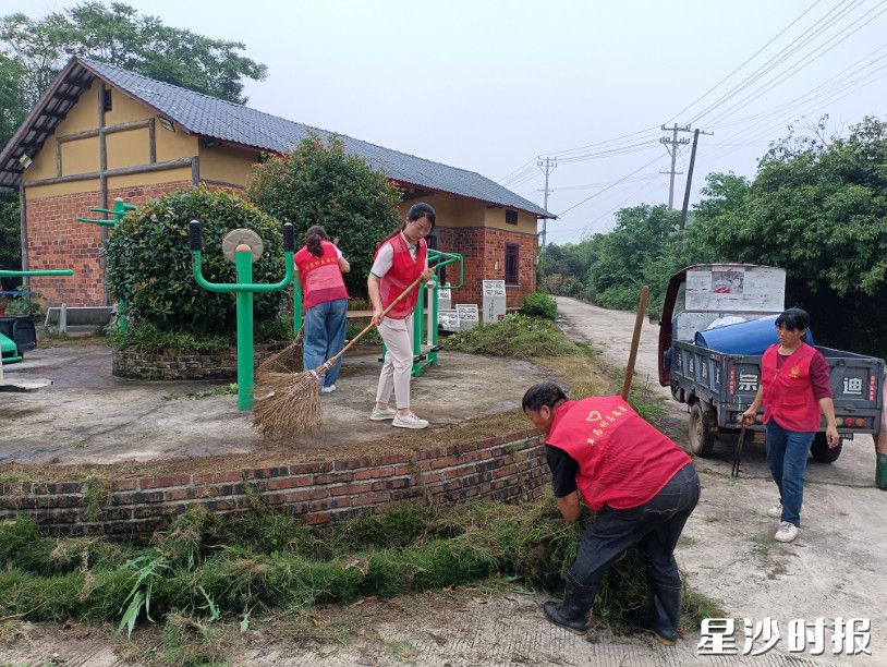 志愿者们对村内法治文化阵地、健身广场、主干道等地进行清理整治。黄兴镇供图 志愿者们对村内法治文化阵地、健身广场、主干道等地进行清理整治。黄兴镇供图