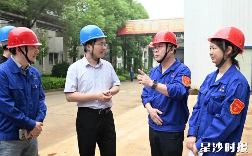 蒋红波在湖南丽臣奥威实业有限公司调研并开展安全生产检查。