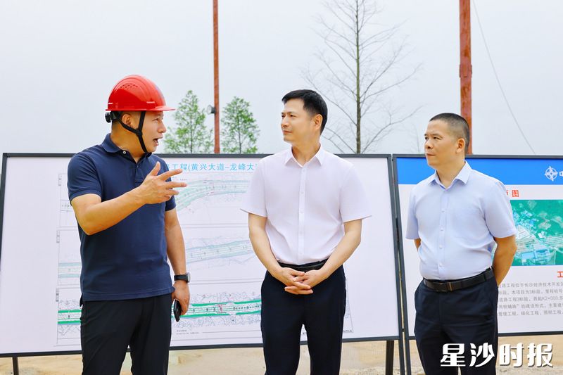 王雄文在劳动东路道路工程3标段项目现场调研。均为曾诗怡 摄