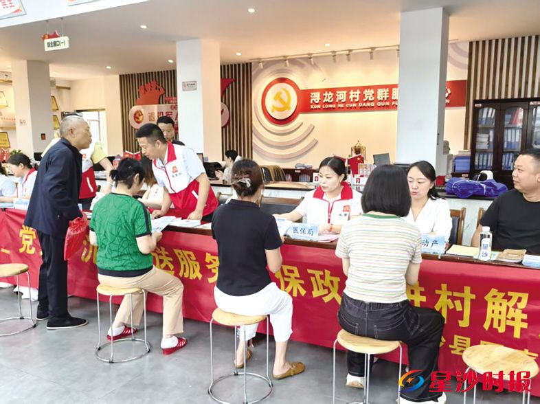 活动现场,浔龙河村党群服务中心用几张长桌搭建起“临时政务窗口”,为村民提供零距离便民服务。县大数据中心供图