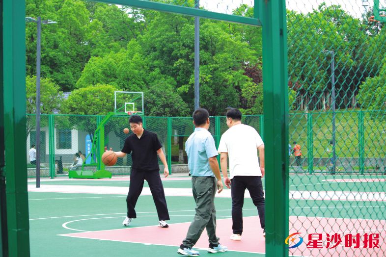 星沙生态公园里绿意盎然,市民正在打篮球。宋彬彬 摄