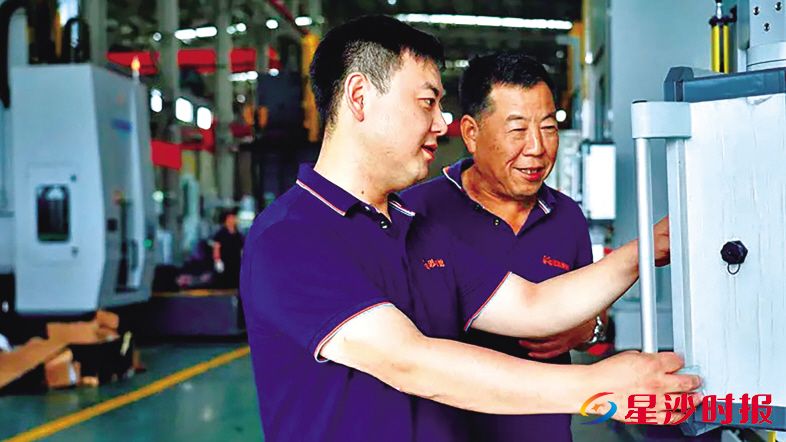思胜智能总经理陈留洋(左)与父亲陈建波一起探讨交流工艺技术。 受访者供图