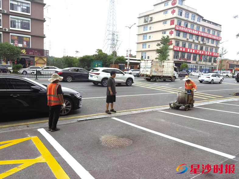 车位画线施工现场。安沙镇供图
