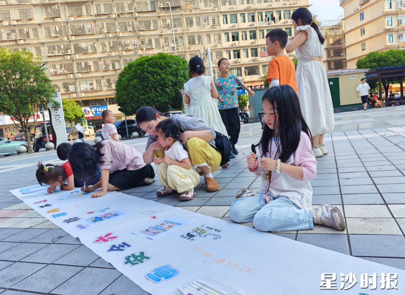 高峰社区“六一”活动现场。社区供图 高峰社区“六一”活动现场。社区供图