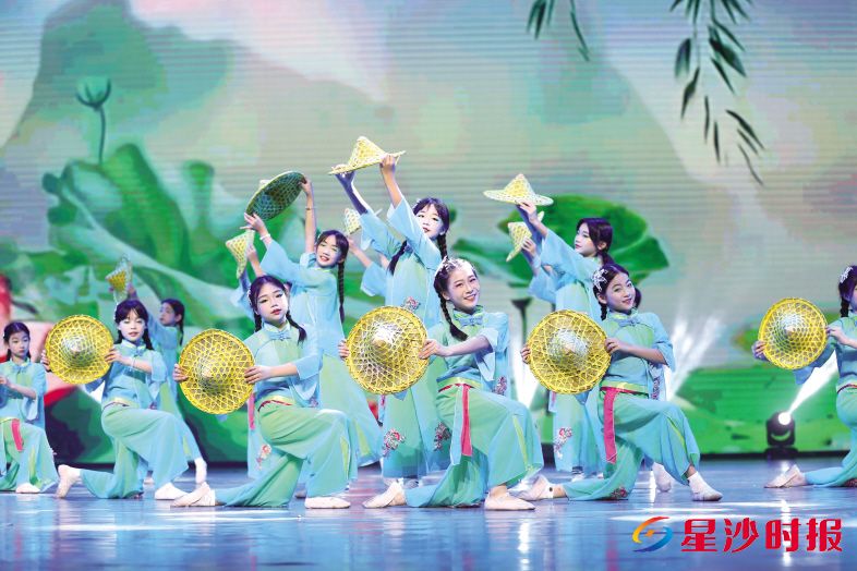 长沙师范春建附属小学开展“闪耀吧 星少年”文艺汇演,每一个孩子都是舞台的主角。长沙师范春建附属小学供图