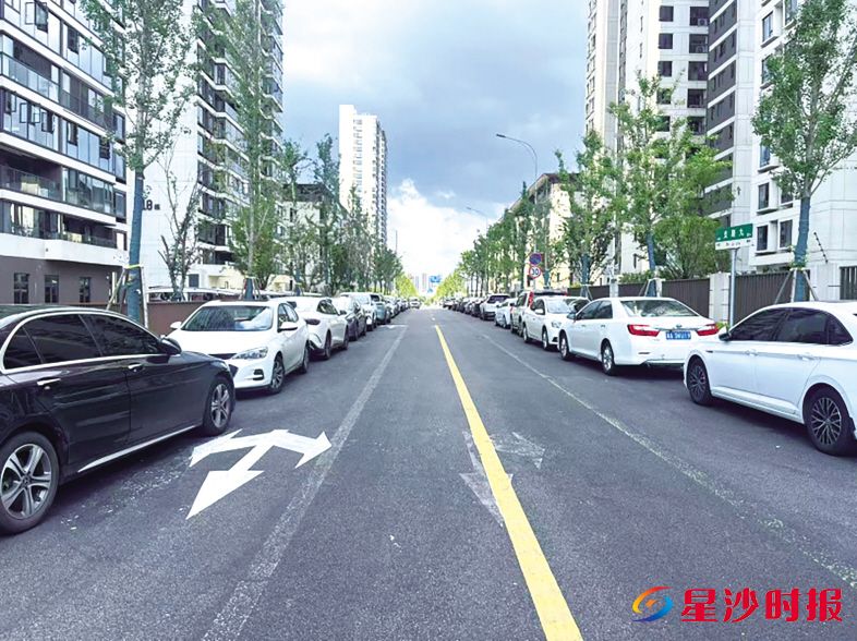 　　曾经的云谷路停满车辆。均为社区供图