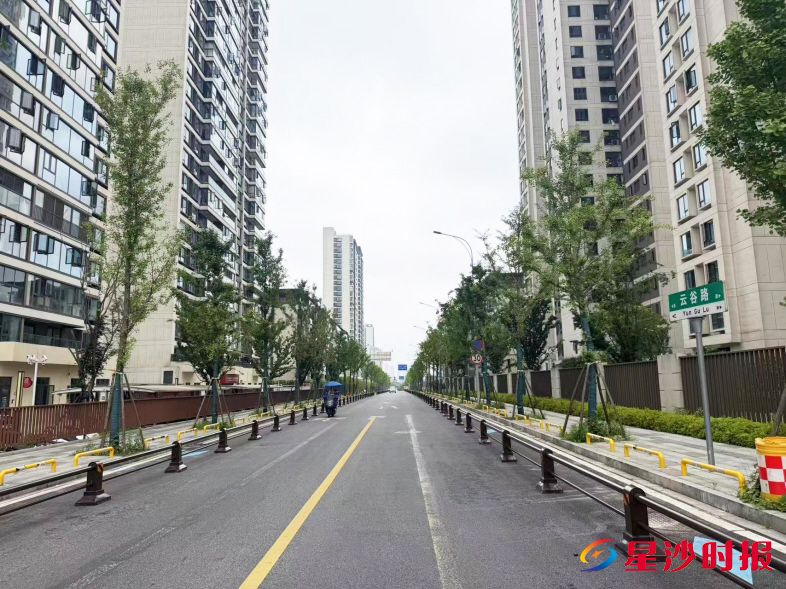 　　如今的云谷路两侧安装好了护栏，车辆违停、视线盲区、通行拥堵的景象一去不返。