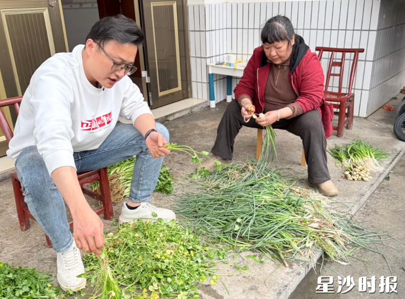 冯亮在帮农户择菜。受访者供图