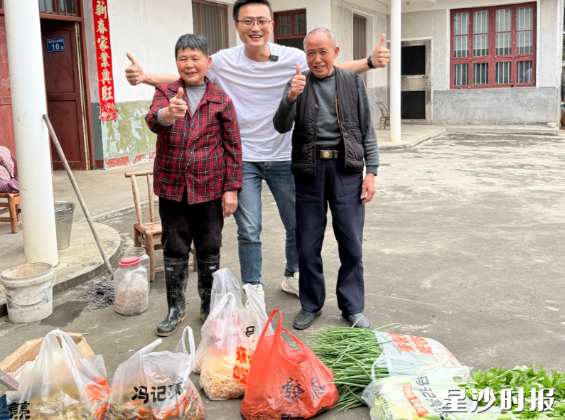 冯亮从农户家收来了不少蔬菜。受访者供图