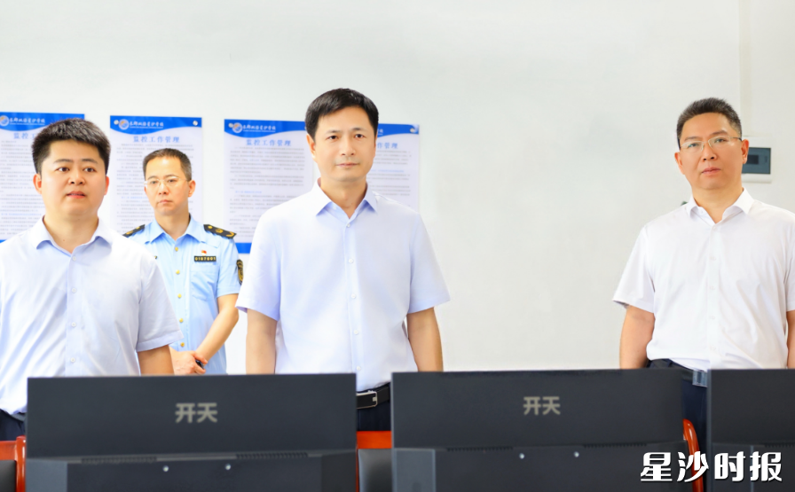 王雄文在长郡双语星沙学校西校区督导检查。均为曾诗怡 摄