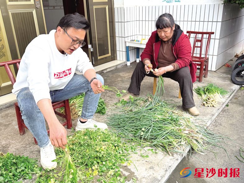 冯亮(左)正在帮农户择菜。受访者供图