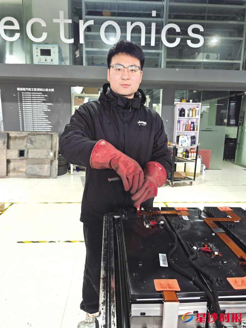 郑培生深耕新能源汽车与智能网联技术领域,以技立身、以创破题,用实干与坚守诠释新时代工匠精神。受访者供图