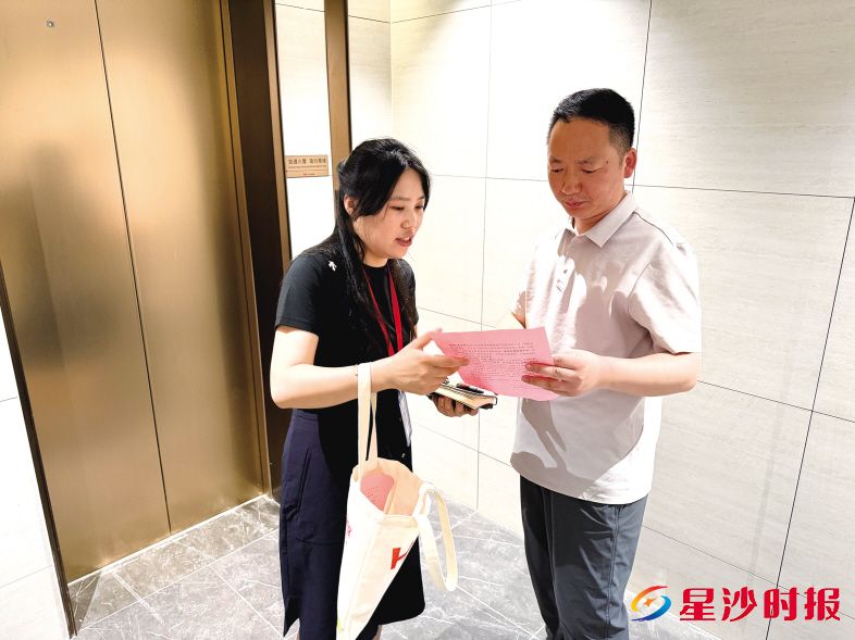 星沙街道组织25个社区网格员上门发放《致全县居民一封信》,提醒居民落实“三清三关”——清楼道、清阳台、清厨房,关火源、关电源、关气源。星沙街道供图