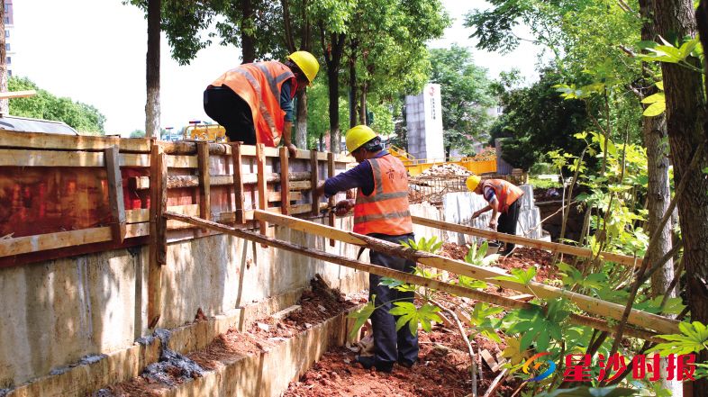 长龙公园与长龙路边坡加固工程现场一派繁忙,施工人员抢抓晴好天气全力推进作业、加快施工进度,力争工程尽早竣工。图为施工现场。莫婷 摄