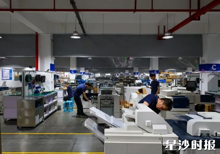 至简公司厂房内，工作人员各司其职。刘思源 摄