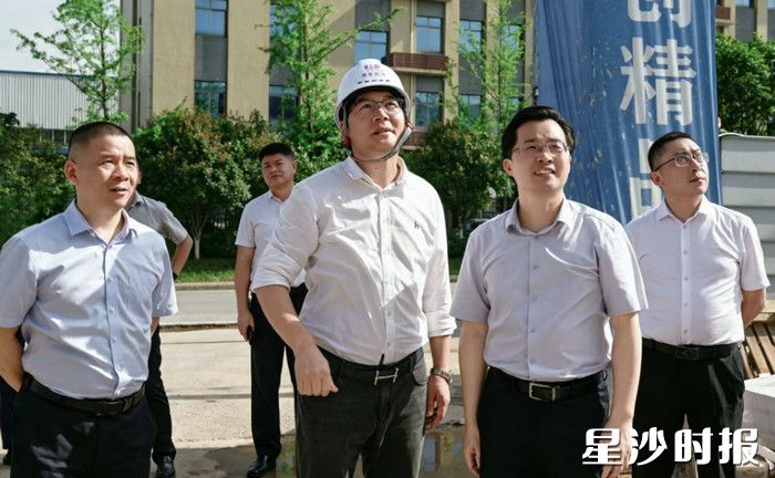 蒋红波在海普瑞斯全球研发中心及生产基地项目现场调研。