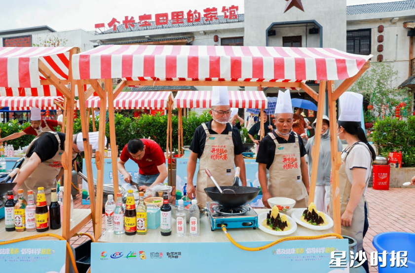 大厨们以低盐低油技法同台竞技，将健康膳食理念融入家常味道。