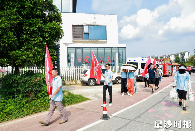 全体队员在专业教练带领下科学热身，前往“有丘田”实地健走。
