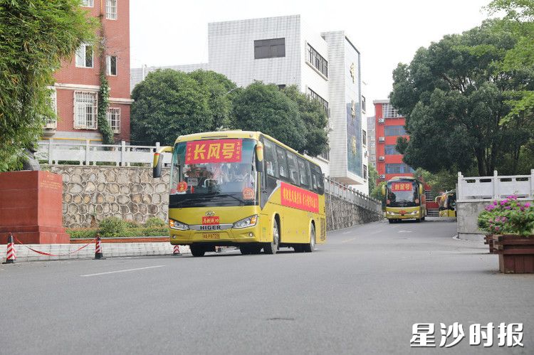 在长沙县第一中学，满载着考生的 “长风号”“魁星号” 大巴带着师长的祝福与少年的理想，奔赴考场。文雅丽摄 