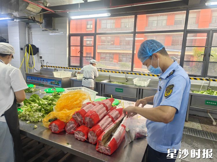 6月7日上午6时30分，长沙县市场监管局、长沙县综合检测中心组织快检人员开展2026年高考考点食品快检工作。长沙县市场监管局供图