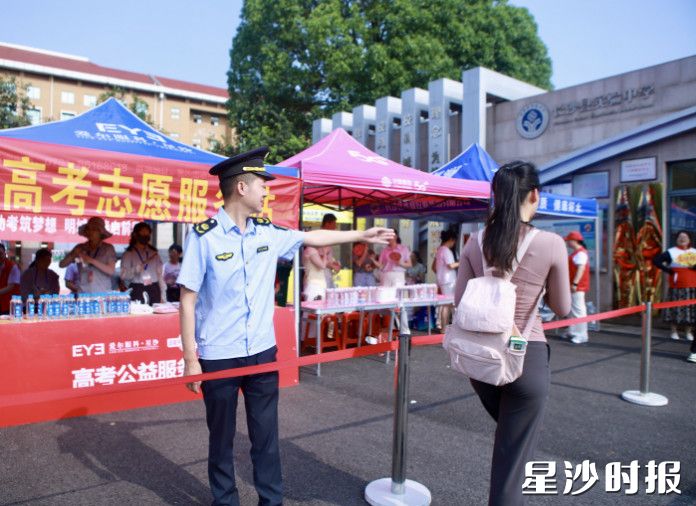 星沙综合行政执法大队大队长王毅佳在母校——长沙县实验中学执行高考保障任务。 刘萍 摄