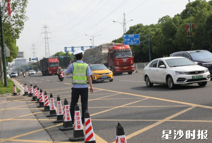交警在考点路段设置执勤点位，疏导交通、维持秩序，护航学子“赶考路”。文雅丽 摄