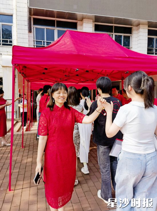 长沙县实验中学老师既是班主任，又是家长，充满仪式感地送孩子们入考场。受访者供图