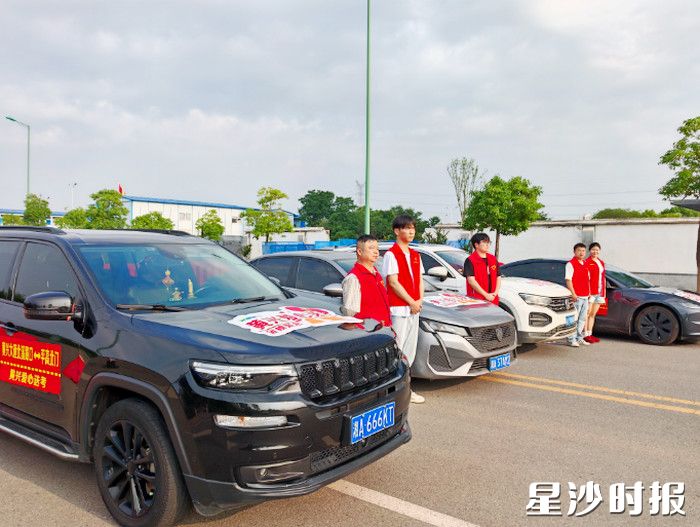 在平高松雅湖中学考点，黄兴镇准备了12辆车爱心送考。李杰 摄