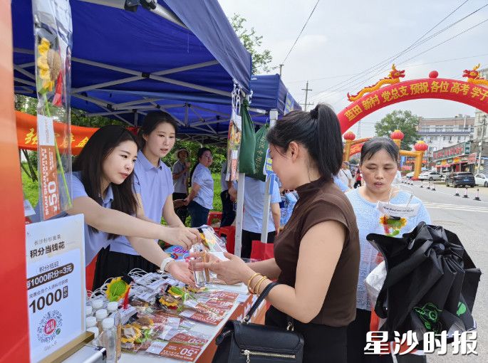 黄兴镇长沙市明达中学考点的考务工作者为考试加油。 李杰 摄