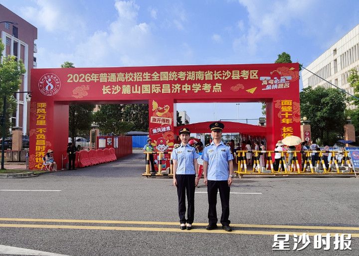 长龙综合行政执法大队对昌济中学进行护考。 县行政执法局供图
