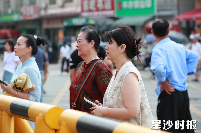 黄兴镇长沙市明达中学考点外静静守候的家长们。李杰 摄
