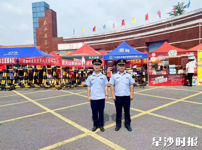 泉塘综合行政执法大队对长沙县一中进行护考。 县行政执法局供图