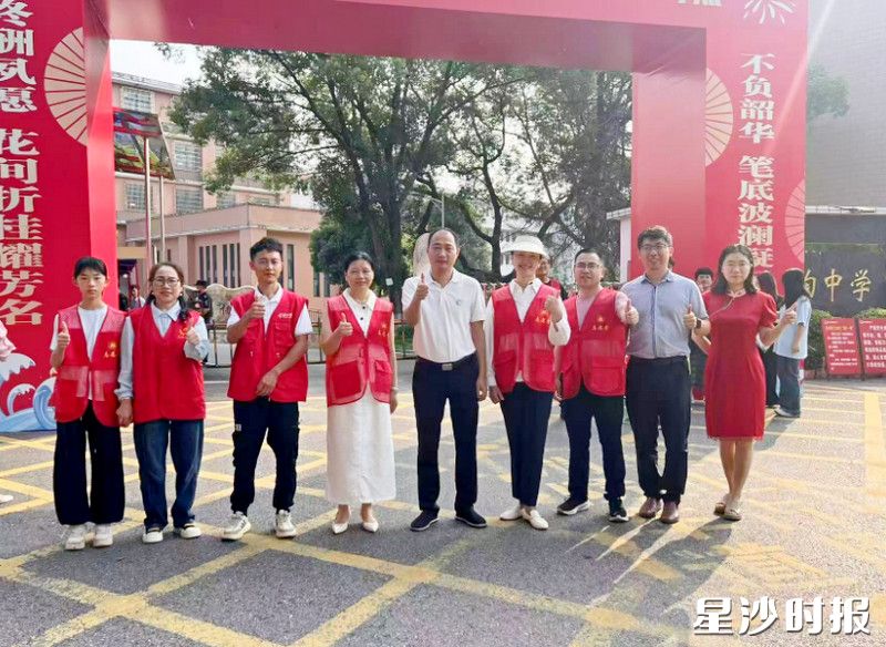 “星沙好人”鲁杜（左二）、“星沙好人”蒋海燕（左四）与志愿者一同在考场外为考生提供暖心服务。安沙镇供图