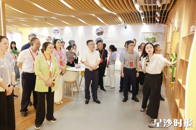 在县省、市人大代表、县人大常委会组成人员和主任（扩大）会议成员在中非经贸总部大厦调研对外开放平台建设与运行情况。董坤 摄