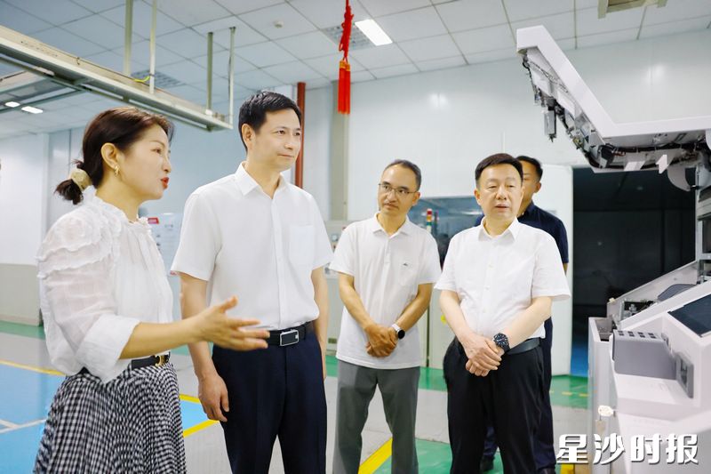 王雄文在长城信息股份有限公司调研。均为曾诗怡 摄 王雄文在长城信息股份有限公司调研。均为曾诗怡 摄