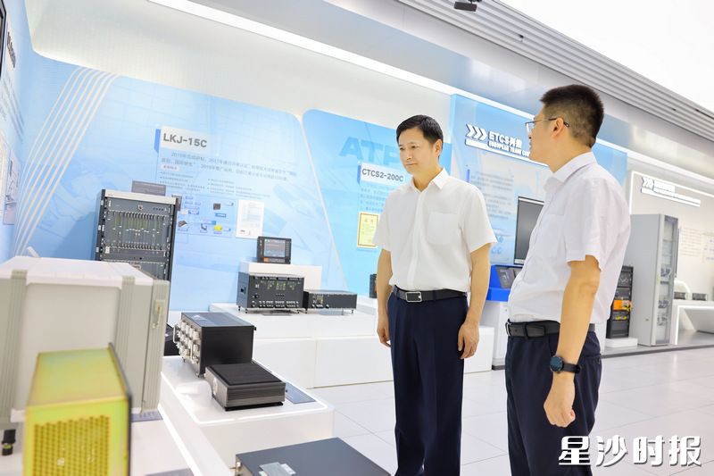 王雄文在湖南中车时代通信信号有限公司调研。 王雄文在湖南中车时代通信信号有限公司调研。