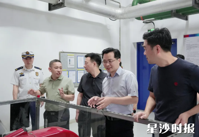 蒋红波在博世汽车部件(长沙)有限公司督导检查安全生产工作。均为李文焱 摄 蒋红波在博世汽车部件(长沙)有限公司督导检查安全生产工作。均为李文焱 摄