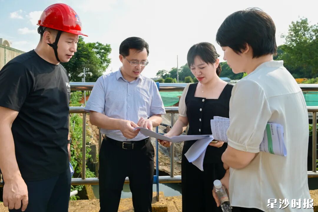 蒋红波在双桥港市政箱涵及污水管道工程现场督查环境问题整改情况。 蒋红波在双桥港市政箱涵及污水管道工程现场督查环境问题整改情况。
