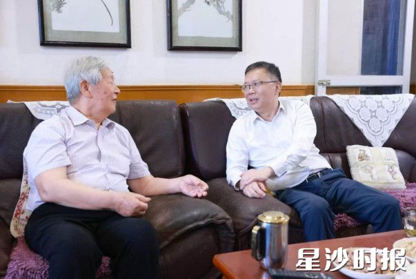 郑以仁走访看望老同志周亮斌。均为董坤 摄 郑以仁走访看望老同志周亮斌。均为董坤 摄