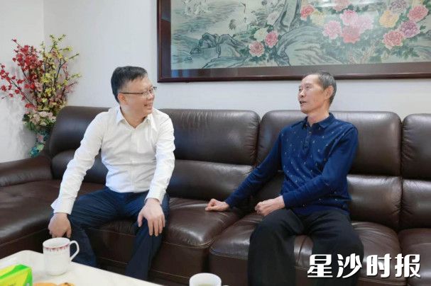 郑以仁走访看望老同志王树华。 郑以仁走访看望老同志王树华。